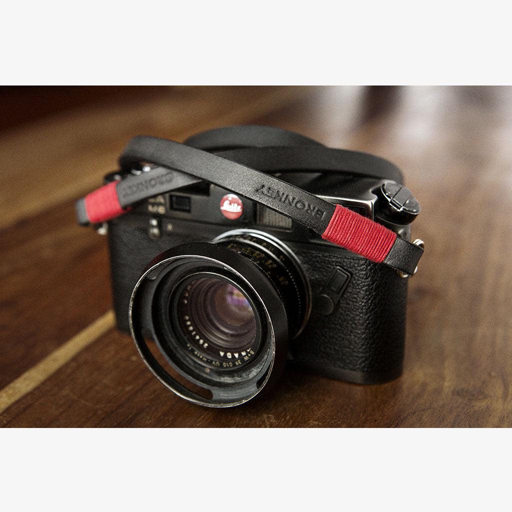 Tokyo #101 - Tracolla per fotocamera in pelle nera e rossa 